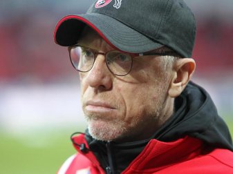 FC-Coach Peter Stöger hofft, dass die Klage abgewiesen wird. Foto: Thomas Frey FC-Coach Peter Stöger hofft, dass die Klage abgewiesen wird. Foto: Thomas Frey