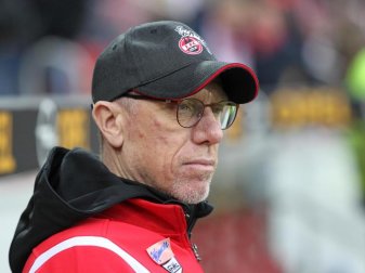 Trotz der Personalsorgen vor dem Spiel gegen den FC Arsenal verliert Kölns Trainer Peter Stöger seine Ruhe nicht. Foto: Thomas Frey Trotz der Personalsorgen vor dem Spiel gegen den FC Arsenal verliert Kölns Trainer Peter Stöger seine Ruhe nicht. Foto: Thomas Frey
