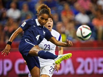 Die französische Fußball-Nationalspielerin Laura Georges (l) ist auch Generalsekretärin des Fußball-Verbandes. Foto: Andre Pichette Die französische Fußball-Nationalspielerin Laura Georges (l) ist auch Generalsekretärin des Fußball-Verbandes. Foto: Andre Pichette
