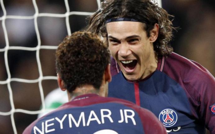 Euphorisch feiern Neymar und Edinson Cavani (r) einen weiteren Treffer der Pariser gegen Celtic Glasgow. Foto: Christophe Ena