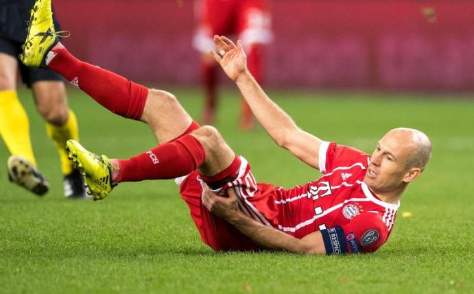 Seien Verletzung hat sich Arjen Robben im Spiel gegen Anderlecht zugezogen. Foto: Marius Becker