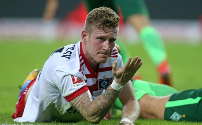 Hahn liegt mit einer Grippe flach
