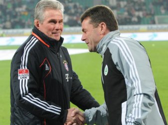 Wolfsburgs damaliger Trainer Dieter Hecking (r) begrüßt 2013 Bayern-Coach Jupp Heynckes. Foto: Peter Steffen Wolfsburgs damaliger Trainer Dieter Hecking (r) begrüßt 2013 Bayern-Coach Jupp Heynckes. Foto: Peter Steffen