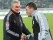 Wolfsburgs damaliger Trainer Dieter Hecking (r) begrüßt 2013 Bayern-Coach Jupp Heynckes. Foto: Peter Steffen