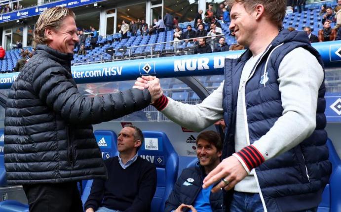 HSV-Trainer Markus Gisdol (l) trifft auf Hoffenheims Coach Julian Nagelsmann. Foto: Christian Charisius