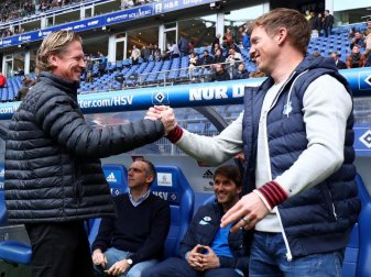 HSV-Trainer Markus Gisdol (l) trifft auf Hoffenheims Coach Julian Nagelsmann. Foto: Christian Charisius HSV-Trainer Markus Gisdol (l) trifft auf Hoffenheims Coach Julian Nagelsmann. Foto: Christian Charisius
