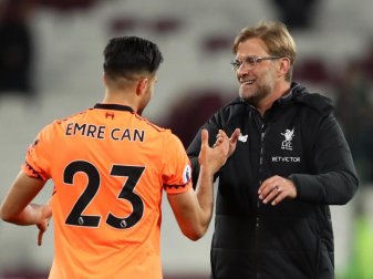 Liverpools Trainer Jürgen Klopp klatscht mit Emre Can ab. Foto: John Walton Liverpools Trainer Jürgen Klopp klatscht mit Emre Can ab. Foto: John Walton