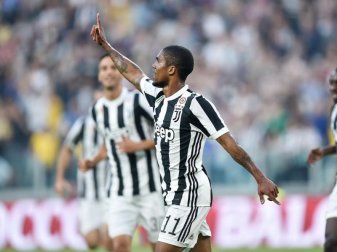 Douglas Costa (M.) wechselt fix zu Juventus Turin. Foto: Alessandro Di Marco/ANSA Douglas Costa (M.) wechselt fix zu Juventus Turin. Foto: Alessandro Di Marco/ANSA