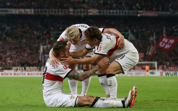 Takuma Asano (r.) trifft für den VfB Stuttgart
