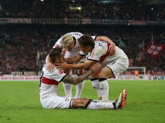 Takuma Asano (r.) trifft für den VfB Stuttgart Takuma Asano (r.) trifft für den VfB Stuttgart