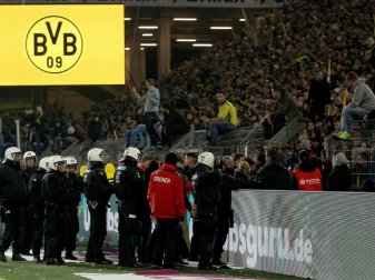 Eskalationen nach dem Derby bei Fans und auf dem Feld Eskalationen nach dem Derby bei Fans und auf dem Feld