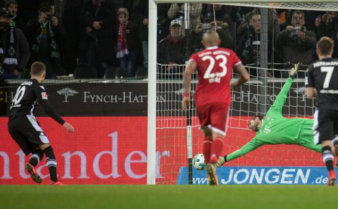 Der Gladbacher Thorgan Hazard (l) traf zum 1:0 per Elfmeter. Foto: Bernd Thissen