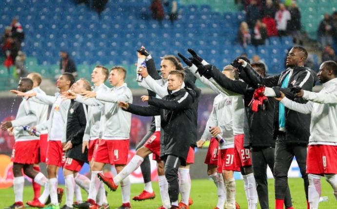 Leipzigs Spieler bedanken sich nach dem 2:0 gegen Werder bei den Fans. Foto: Jan Woitas