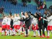 Leipzigs Spieler bedanken sich nach dem 2:0 gegen Werder bei den Fans. Foto: Jan Woitas