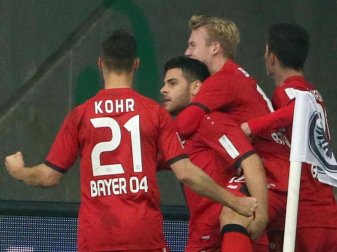 Leverkusens Spieler feiern Kevin Volland (M) nach seinem Tor. Foto: Thomas Frey Leverkusens Spieler feiern Kevin Volland (M) nach seinem Tor. Foto: Thomas Frey