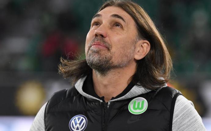 Wolfsburgs Trainer Martin Schmidt konnte die Niederlage seines Teams gegen Augsburg nicht verhindern. Foto: Peter Steffen