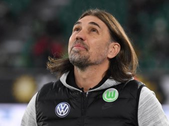 Wolfsburgs Trainer Martin Schmidt konnte die Niederlage seines Teams gegen Augsburg nicht verhindern. Foto: Peter Steffen Wolfsburgs Trainer Martin Schmidt konnte die Niederlage seines Teams gegen Augsburg nicht verhindern. Foto: Peter Steffen