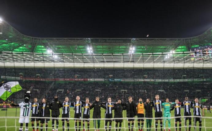 Die Gladbacher Spieler feiern den 2:1-Sieg gegen den FC Bayern mit ihren Fans. Foto: Bernd Thissen