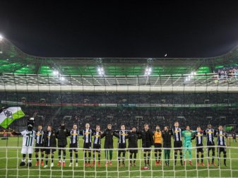 Die Gladbacher Spieler feiern den 2:1-Sieg gegen den FC Bayern mit ihren Fans. Foto: Bernd Thissen Die Gladbacher Spieler feiern den 2:1-Sieg gegen den FC Bayern mit ihren Fans. Foto: Bernd Thissen
