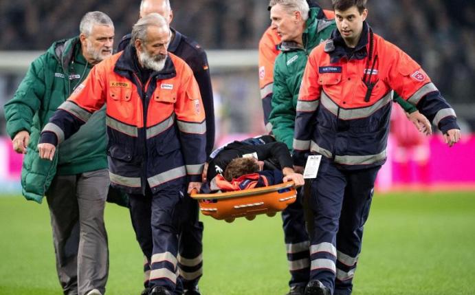 Gladbachs Christoph Kramer musste verletzt vom Platz getragen werden. Foto: Marius Becker