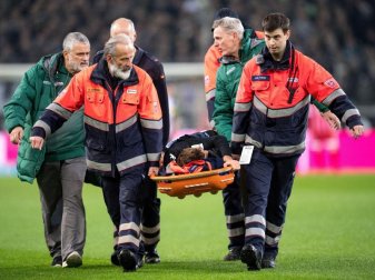 Gladbachs Christoph Kramer musste verletzt vom Platz getragen werden. Foto: Marius Becker Gladbachs Christoph Kramer musste verletzt vom Platz getragen werden. Foto: Marius Becker