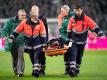 Gladbachs Christoph Kramer musste verletzt vom Platz getragen werden. Foto: Marius Becker