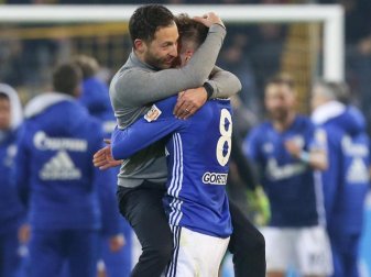 Schalke-Trainer Domenico Tedesco feiert mit Leon Goretzka nach der irren Aufholjagd in Dortmund. Foto: Friso Gentsch Schalke-Trainer Domenico Tedesco feiert mit Leon Goretzka nach der irren Aufholjagd in Dortmund. Foto: Friso Gentsch