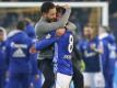 Schalke-Trainer Domenico Tedesco feiert mit Leon Goretzka nach der irren Aufholjagd in Dortmund. Foto: Friso Gentsch