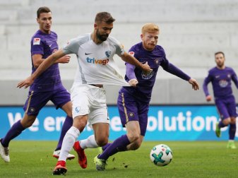 Lukas Hinterseer (m.) treibt den Ball nach vorne Lukas Hinterseer (m.) treibt den Ball nach vorne