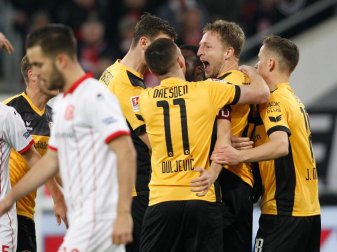 Die Spieler von Dynamo Dresden bejubeln den Führungstreffer beim Sieg in Düsseldorf. Foto: Roland Weihrauch Die Spieler von Dynamo Dresden bejubeln den Führungstreffer beim Sieg in Düsseldorf. Foto: Roland Weihrauch