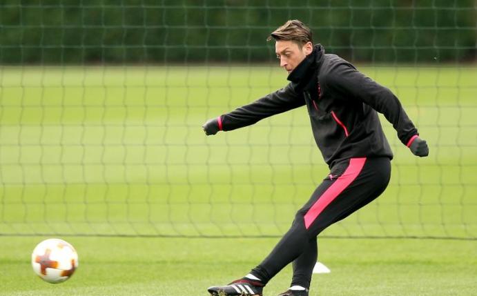 Mesut Özil ist ein gefragter Mann. Foto: Paul Harding