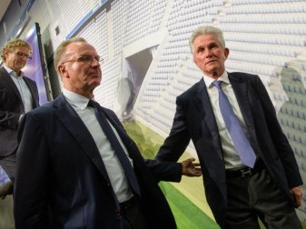 Bayern-Boss Karl-Heinz Rummenigge (l) geht nicht von einem Verbleib von Trainer Jupp Heynckes aus. Foto: Matthias Balk Bayern-Boss Karl-Heinz Rummenigge (l) geht nicht von einem Verbleib von Trainer Jupp Heynckes aus. Foto: Matthias Balk