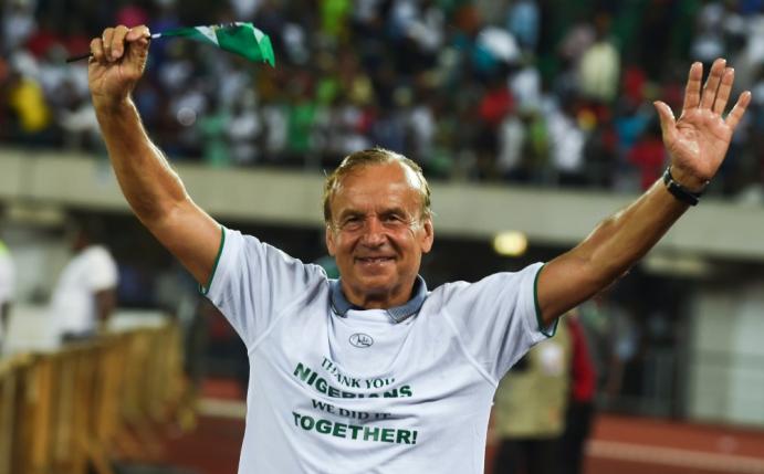 Rohr sitzt bei der WM für Nigeria auf der Trainerbank