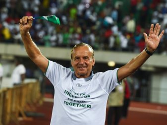 Rohr sitzt bei der WM für Nigeria auf der Trainerbank Rohr sitzt bei der WM für Nigeria auf der Trainerbank