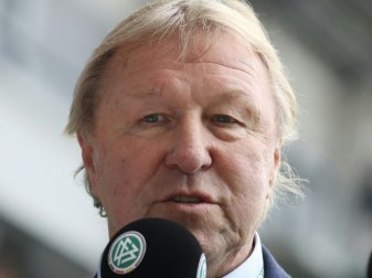 Hrubesch koordiniert zwischen Löws Team und den Junioren Hrubesch koordiniert zwischen Löws Team und den Junioren