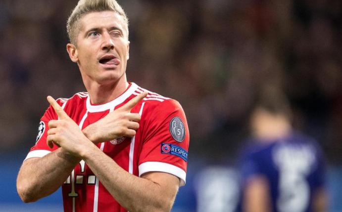 Robert Lewandowski rechnet mit dem ehemaligen Bayern-Coach Carlo Ancelotti ab. Foto: Marius Becker