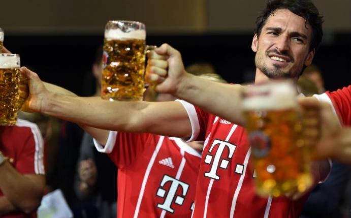 Mats Hummels und Kollegen konnten sich bei einem Sponsorentermin vom Liga-Alltag ablenken. Foto: Andreas Gebert