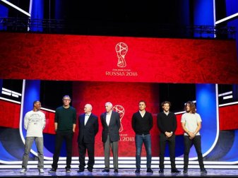 Die Lospaten für die WM-Auslosung stehen in Moskau nach der Generalprobe für einen Fototermin auf der Bühne. Foto: Christian Charisius