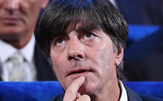 Im Kremlpalast in Moskau verfolgt Bundestrainer Joachim Löw die Veranstaltung mit Aufmerksamkeit. Foto: Chrisitan Charisius