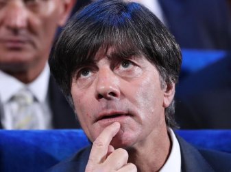 Im Kremlpalast in Moskau verfolgt Bundestrainer Joachim Löw die Veranstaltung mit Aufmerksamkeit. Foto: Chrisitan Charisius Im Kremlpalast in Moskau verfolgt Bundestrainer Joachim Löw die Veranstaltung mit Aufmerksamkeit. Foto: Chrisitan Charisius