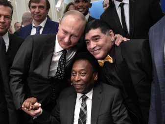 Russlands Präsident Wladimir Putin (l) posiert mit den beiden Fußballlegenden Pele (M) und Maradona. Foto: Aleksey Nikolskyi Russlands Präsident Wladimir Putin (l) posiert mit den beiden Fußballlegenden Pele (M) und Maradona. Foto: Aleksey Nikolskyi