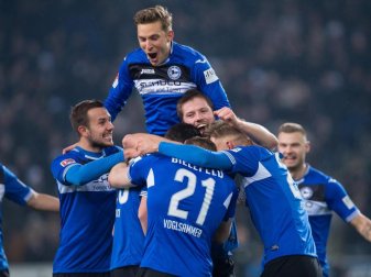 Jubeltraube der Spieler: Arminia Bielefeld hat den FC St. Pauli mit 5:0 besiegt. Foto: Guido Kirchner Jubeltraube der Spieler: Arminia Bielefeld hat den FC St. Pauli mit 5:0 besiegt. Foto: Guido Kirchner