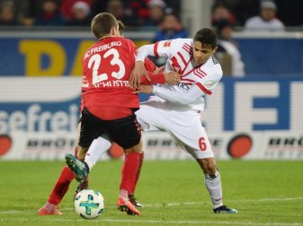 Julian Schuster (l) vom SC Freiburg kämpft mit Douglas Santos vom HSV um den Ball. Foto: Patrick Seeger Julian Schuster (l) vom SC Freiburg kämpft mit Douglas Santos vom HSV um den Ball. Foto: Patrick Seeger