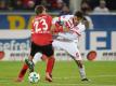 Julian Schuster (l) vom SC Freiburg kämpft mit Douglas Santos vom HSV um den Ball. Foto: Patrick Seeger