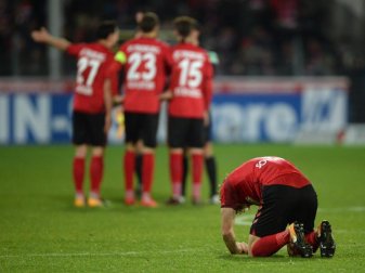 Enttäuscht registrieren die Freiburger nach dem Abpfiff das 0:0 gegen den Hamburger SV. Foto: Patrick Seeger Enttäuscht registrieren die Freiburger nach dem Abpfiff das 0:0 gegen den Hamburger SV. Foto: Patrick Seeger
