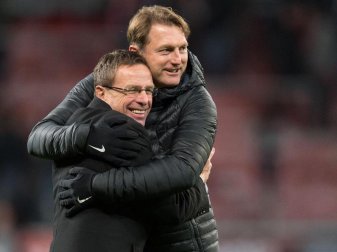 Leipzigs Sportdirektor Ralf Rangnick (l) hofft, dass Trainer Ralph Hasenhüttl seinen Vertrag verlängert. Foto: Marius Becker Leipzigs Sportdirektor Ralf Rangnick (l) hofft, dass Trainer Ralph Hasenhüttl seinen Vertrag verlängert. Foto: Marius Becker