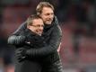 Leipzigs Sportdirektor Ralf Rangnick (l) hofft, dass Trainer Ralph Hasenhüttl seinen Vertrag verlängert. Foto: Marius Becker