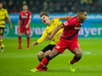 Maximilian Philipp verletzte sich nach einem Zweikampf mit Jonathan Tah am Knie. Foto: Rolf Vennenbernd Maximilian Philipp verletzte sich nach einem Zweikampf mit Jonathan Tah am Knie. Foto: Rolf Vennenbernd