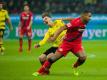 Maximilian Philipp verletzte sich nach einem Zweikampf mit Jonathan Tah am Knie. Foto: Rolf Vennenbernd