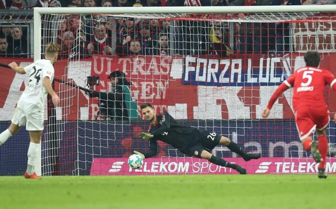 Ulreich hält in der ersten Halbzeit einen Foulelfmeter